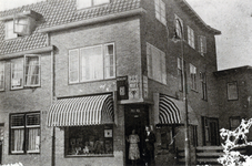601228 Gezicht op de voorgevel van de Sigarenwinkel Hubert Duyfhuysstraat 6 te Utrecht; in de deuropening de eigenaren, ...